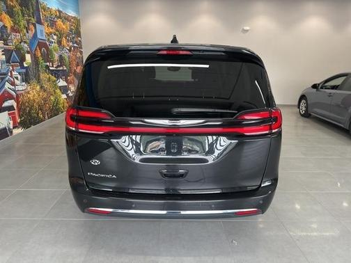 2023 Chrysler Pacifica Touring-L