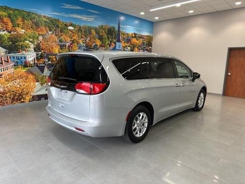 2022 Chrysler Voyager LX