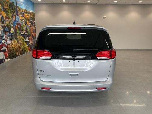 2022 Chrysler Voyager LX