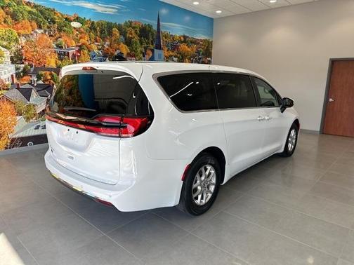 2023 Chrysler Pacifica Touring-L