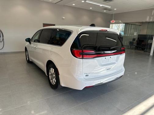 2023 Chrysler Pacifica Touring-L