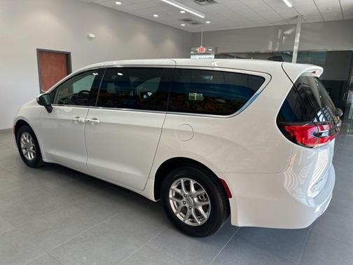 2023 Chrysler Pacifica Touring-L
