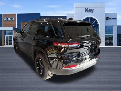 Gloss Black 2027 Jeep Grand Cherokee Limited