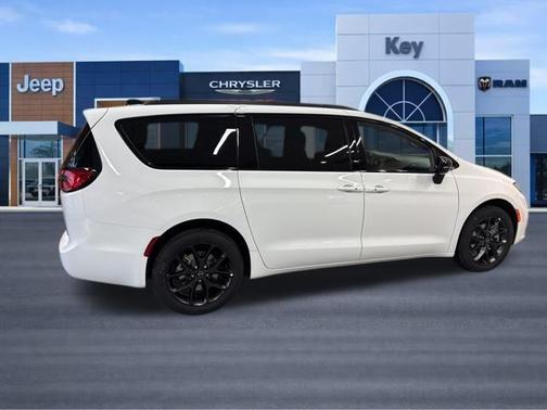 Bright White Clearcoat 2026 Chrysler Pacifica Limited