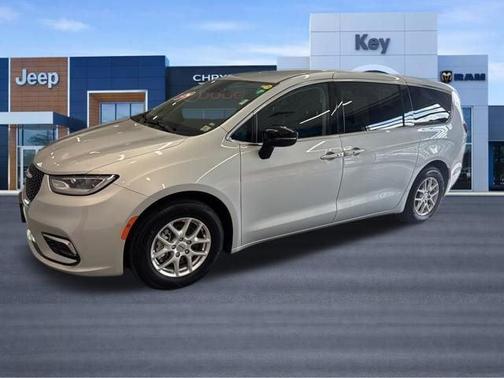 Silver Mist Clearcoat 2024 Chrysler Pacifica Touring-L