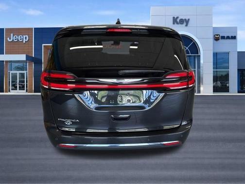 Brilliant Black Crystal Pearlcoat 2023 Chrysler Pacifica Touring-L
