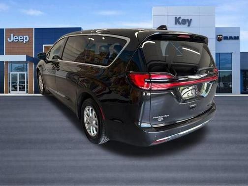 Brilliant Black Crystal Pearlcoat 2023 Chrysler Pacifica Touring-L