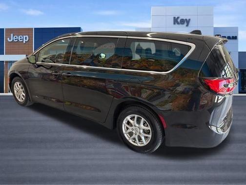 Brilliant Black Crystal Pearlcoat 2023 Chrysler Pacifica Touring-L
