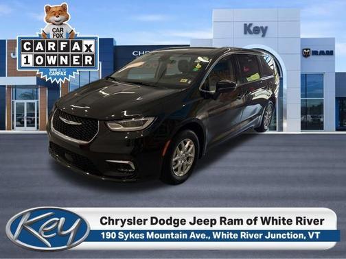 Brilliant Black Crystal Pearlcoat 2023 Chrysler Pacifica Touring-L