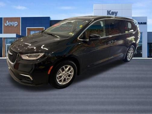 Brilliant Black Crystal Pearlcoat 2023 Chrysler Pacifica Touring-L