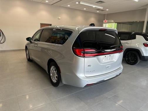 2023 Chrysler Pacifica Touring-L