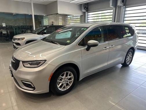 2023 Chrysler Pacifica Touring-L