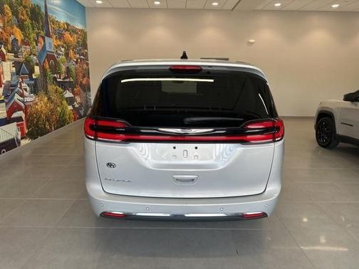2023 Chrysler Pacifica Touring-L