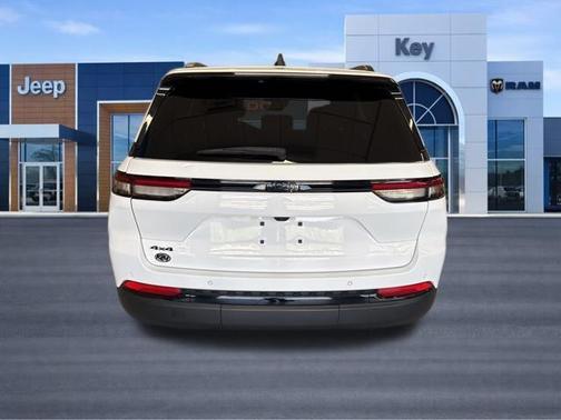 Bright White Clearcoat 2023 Jeep Grand Cherokee Altitude