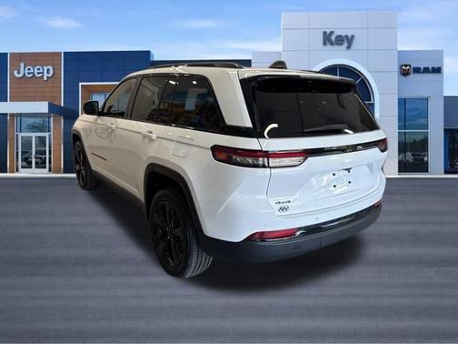 Bright White Clearcoat 2023 Jeep Grand Cherokee Altitude