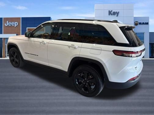 Bright White Clearcoat 2023 Jeep Grand Cherokee Altitude