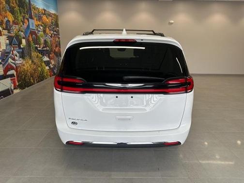 2022 Chrysler Pacifica Touring-L