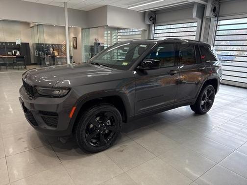 2025 Jeep Grand Cherokee Laredo