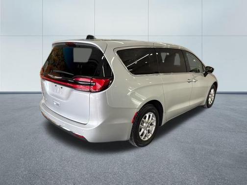 2024 Chrysler Pacifica Touring-L