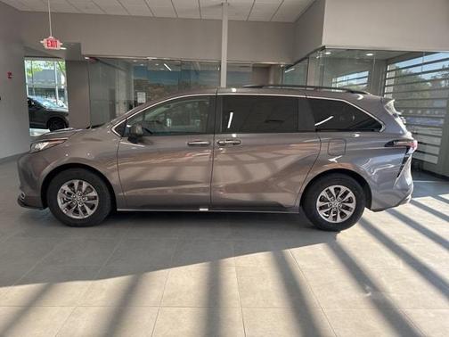 2023 Toyota Sienna XLE