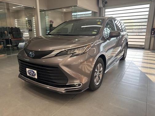 2023 Toyota Sienna XLE