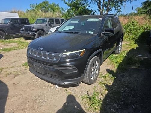 Diamond Black Crystal Pearlcoat 2022 Jeep Compass Latitude Lux