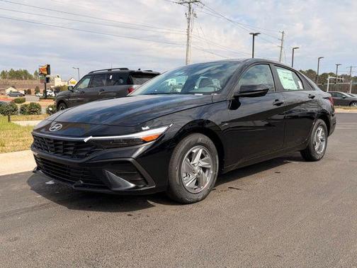 Abyss Black 2026 Hyundai ELANTRA SE