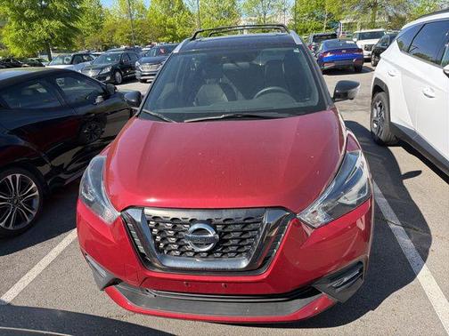 Cayenne Red/Super Black 2019 Nissan Kicks SR