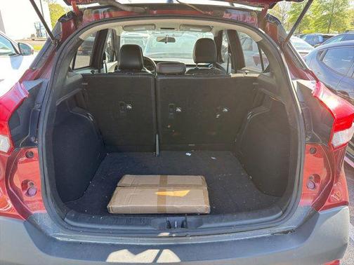 Cayenne Red/Super Black 2019 Nissan Kicks SR