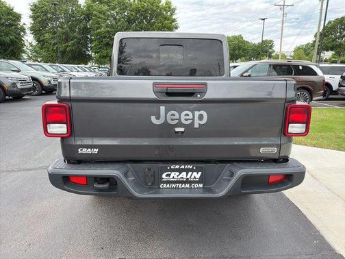Granite Crystal Metallic Clearcoat 2023 Jeep Gladiator Overland