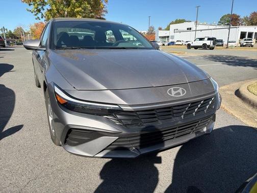 2024 Hyundai ELANTRA SE