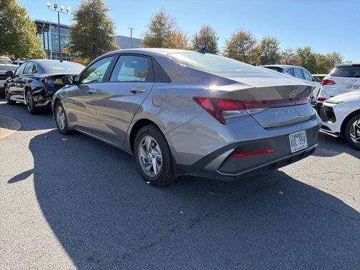 2024 Hyundai ELANTRA SE