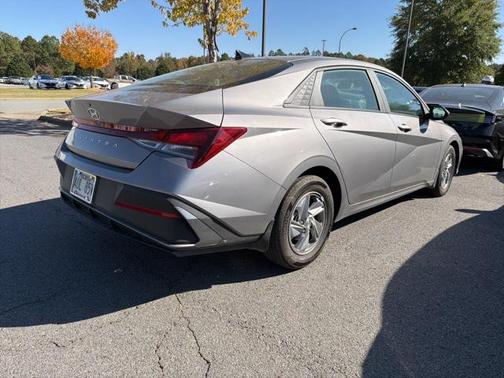 2024 Hyundai ELANTRA SE