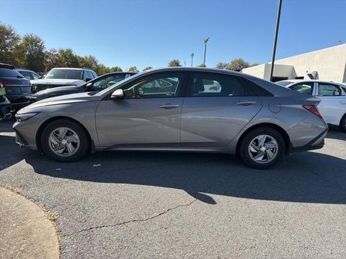 2024 Hyundai ELANTRA SE