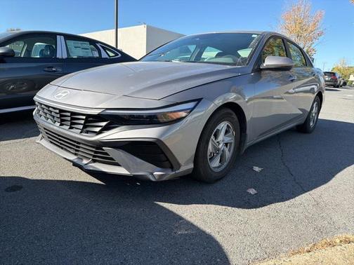 2024 Hyundai ELANTRA SE