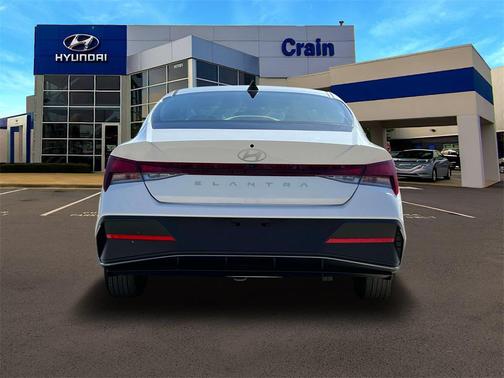 2025 Hyundai ELANTRA SE