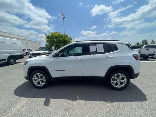 Bright White Clearcoat 2024 Jeep Compass Latitude