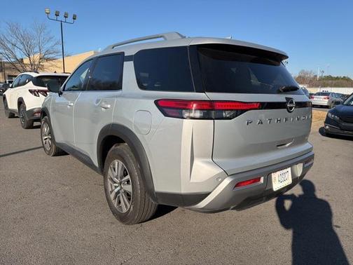 2025 Nissan Pathfinder SL FWD