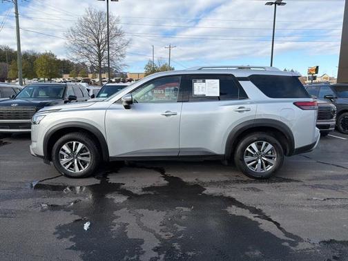 2025 Nissan Pathfinder SL FWD