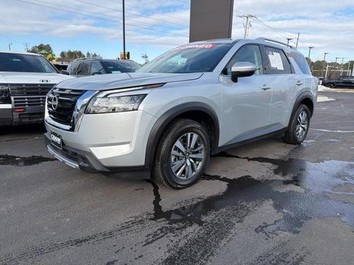 2025 Nissan Pathfinder SL FWD