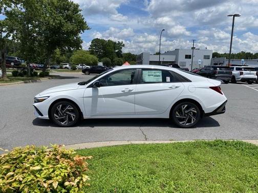 2025 Hyundai ELANTRA SEL