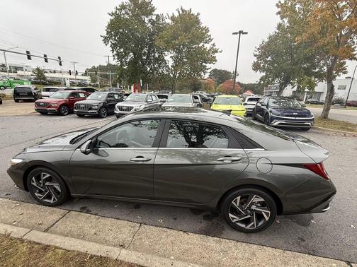 2025 Hyundai ELANTRA Limited
