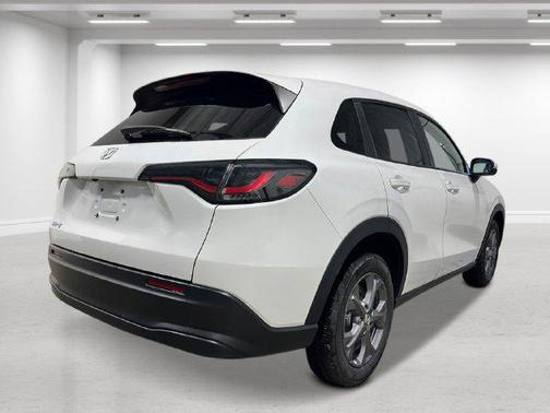 Platinum White Pearl 2027 Honda HR-V LX