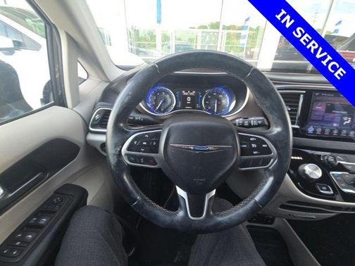 Brilliant Black Crystal Pearlcoat 2017 Chrysler Pacifica Touring-L