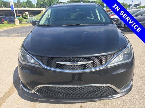 Brilliant Black Crystal Pearlcoat 2017 Chrysler Pacifica Touring-L