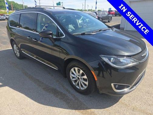 Brilliant Black Crystal Pearlcoat 2017 Chrysler Pacifica Touring-L