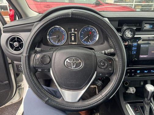 Super White 2017 Toyota Corolla SE