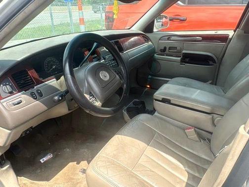 White 2004 Lincoln Town Car Signature