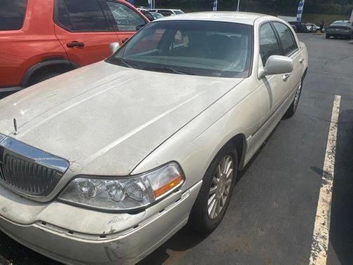White 2004 Lincoln Town Car Signature
