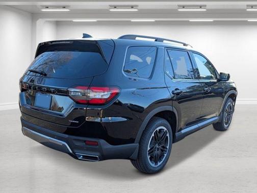 Crystal Black Pearl 2026 Honda Pilot Touring 8-Passenger